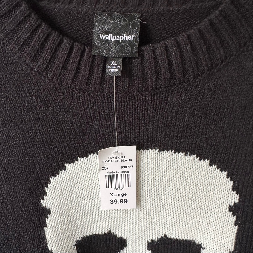 Wallpapher Black and White Crewneck Sweater Skull Design - Picture 5 of 11